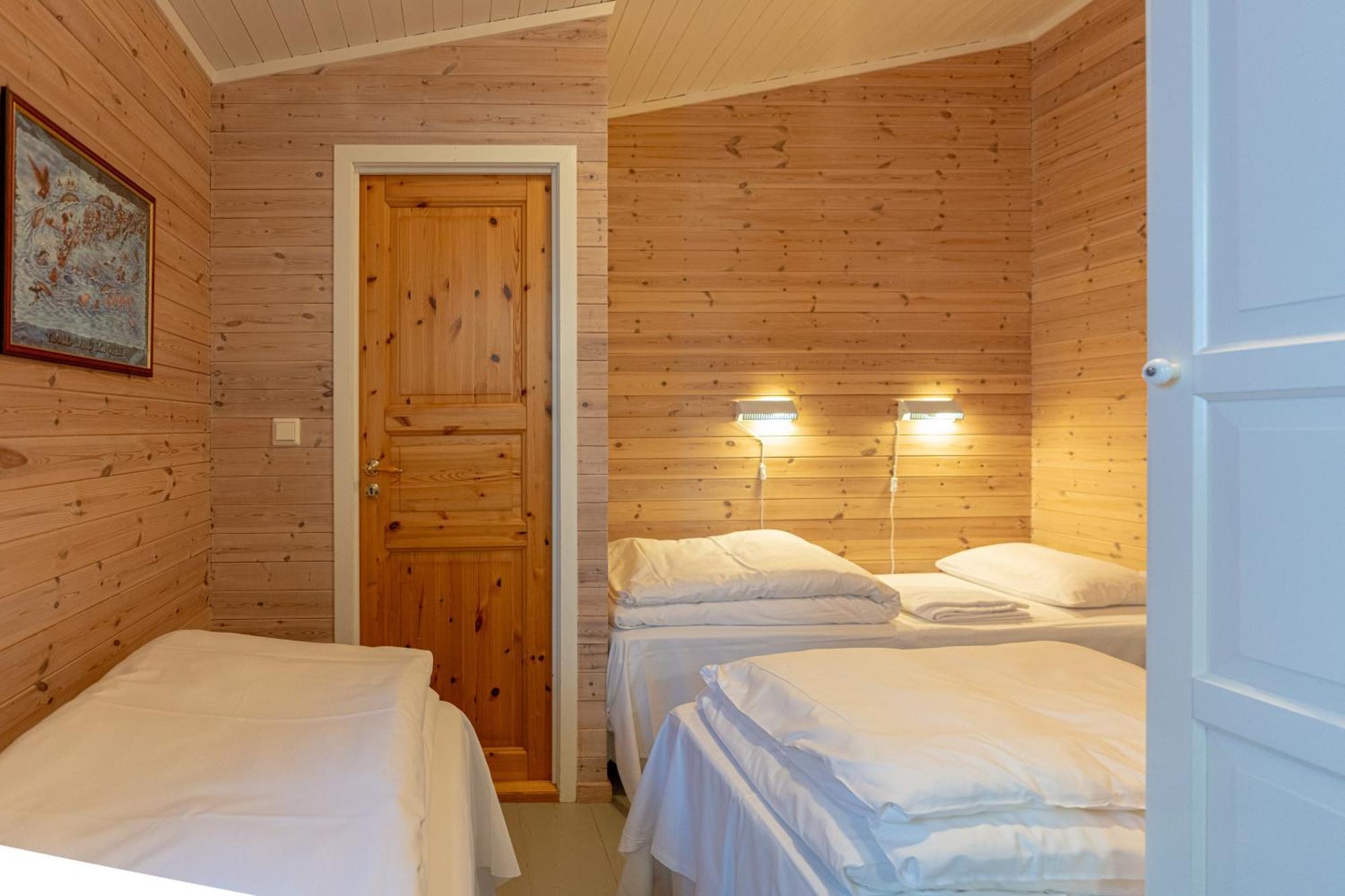 Henningsvaer Rorbuer Hotel Exterior photo